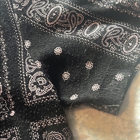 Stylenanda 3ce black Paisley cropped baby tee t shirt - Picture 6 of 10